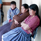 Mujeres bolivianas en sala de espera