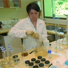 Científica en laboratorio 