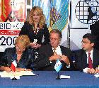 Convenio firmado por los presidentes de Chile, Guatemala y del BID (de izquierda a derecha)