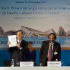 UN secretary-general Ban Ki Moon with a IPCC report