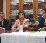 Juan Pedro Laclette y Rosaura Ruiz, de la AMC, con el director general del CONACYT