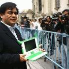 The Peruvian minister of education showing the XO laptop to the media
