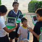 Niños paraguayos con su computadora