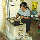 Mujer usando cocina Onil 