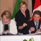 Los representantes de México y Canadá durante la firma del acuerdo