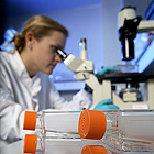 Científica en laboratorio 