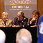 Los ministros de Economía (izquierda) y de Trabajo (centro)presentan el documento 