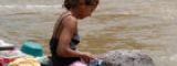 Une femme lavant des vêtements dans une rivière - Flickr/ One Drop Foundation Une femme lavant des vêtements dans une rivière - Flickr/ One Drop Foundation