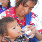 Bebé tomando agua purificada