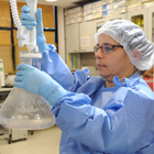 Investigadora en laboratorio de VIH
