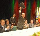 Gobernador Luiz Henrique (de pie) sanciona la ley de innovación de Santa Catarina