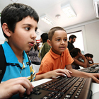 Niños usan computadores en la escuela 