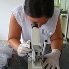 Científica en laboratorio