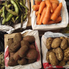 Papas y zanahorias en una feria chilena